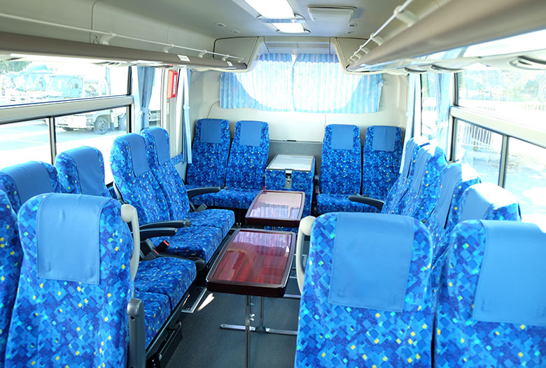 中型バスのサロン席