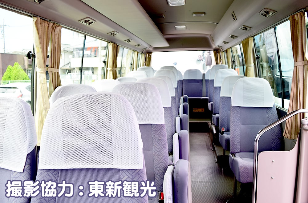 マイクロバスの一般的な座席　撮影協力:東新観光