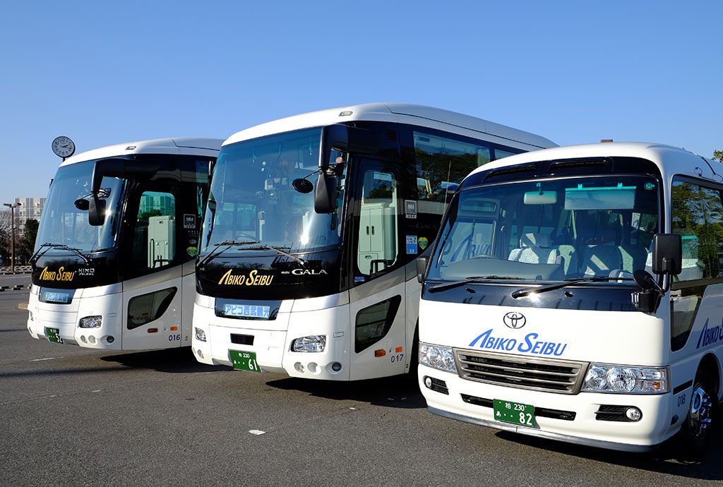 大型バスとマイクロバス、どっちを選ぶ？料金・人数・設備比較