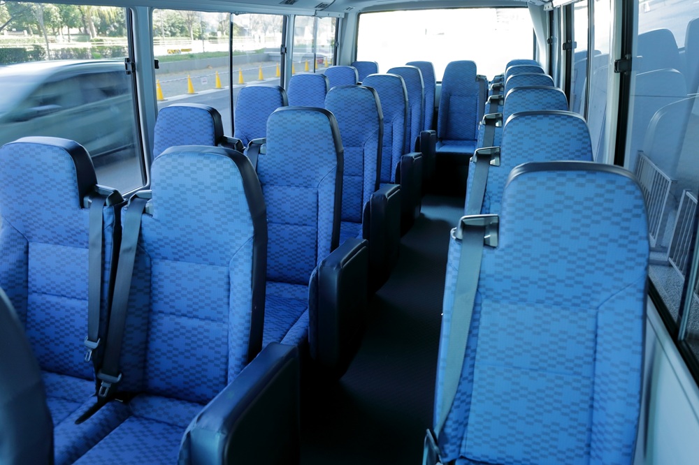 マイクロバス車内